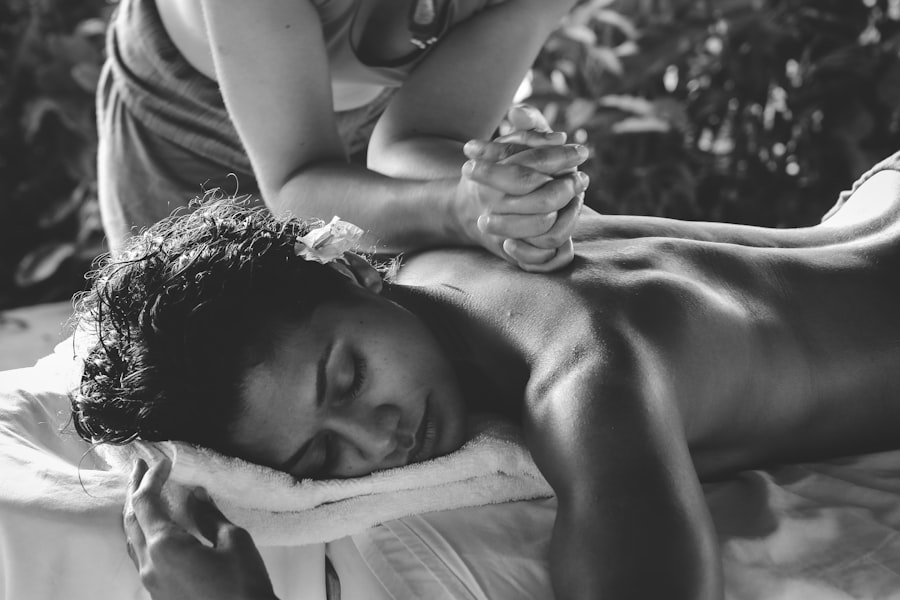 Rose Segura, terapeuta holística, en un ambiente cálido tipo spa