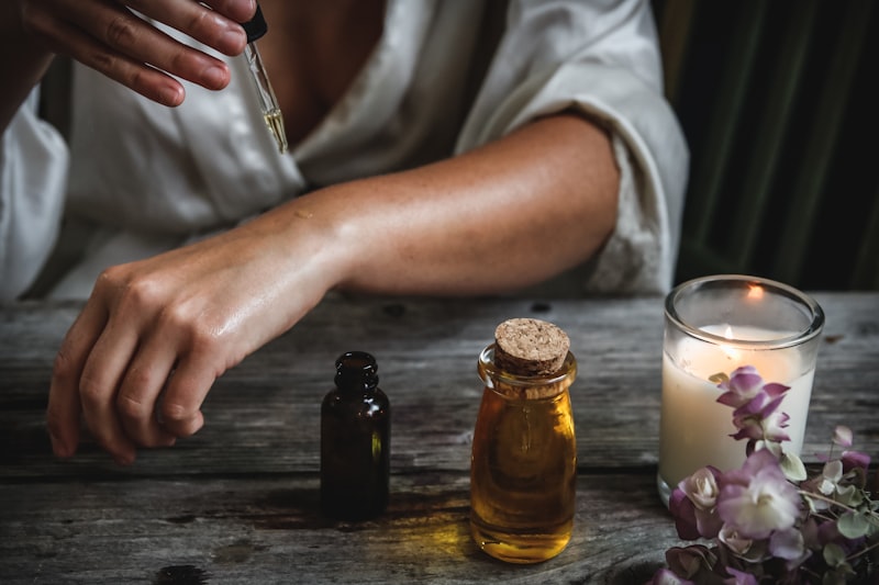 Aceites esenciales y flores blancas para aromaterapia